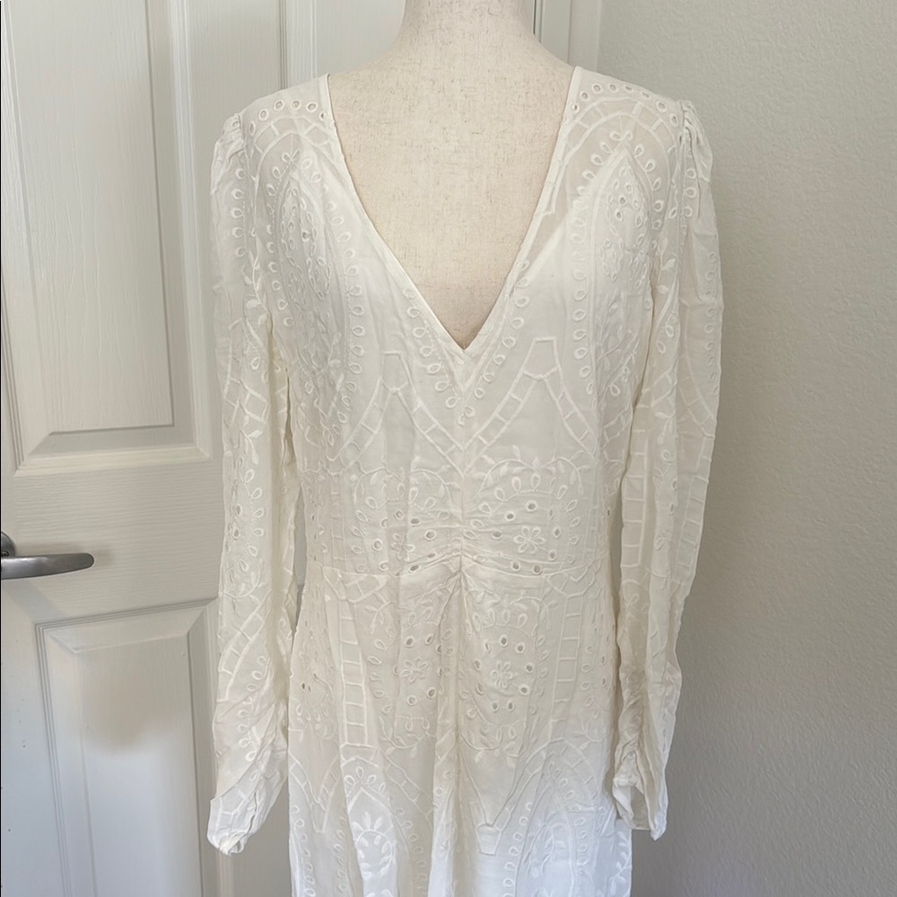 Elegant White Longsleeve Dress